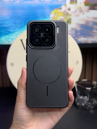 热量就是从这些蜂窝散热洞洞里溜出来的吗? 轻松一扣秒上机!边框做蜂窝散热孔,手机不会闷汗发烫。蜂窝背板耐磨耐刮,洞洞摸着像给手按摩一样,也不会粘指纹和手汗。镜头框高出相机的设计,防止摄像头刮花磨损。侧边独立金属按键,保留原机按压手感。底部精密防尘网,不进灰尘。支持车载磁吸导航#小米15 #小米15pro #小米14 #小米14pro #小米