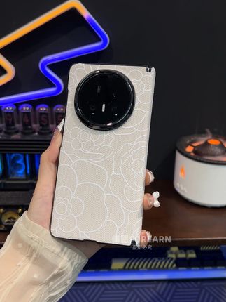 荣耀Magic V5细节控狂喜!山茶花手工压印立体肌理,中轴 荣耀Magic V5细节控狂喜!山茶花手工压印立体肌理,中轴铰链精准包裹防尘,四角鎏金包边,小众设计拒绝撞款,仙女必冲!#数码细节控 #荣耀magicv5手机壳