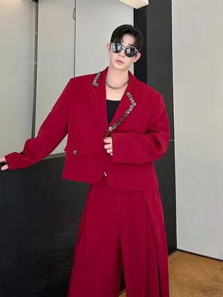 穿上这套酒红西装,你就是派对焦点! #暗区突围抖音专属激励 #好物推荐🔥 #种草 走秀款红色西服套装,穿上他舞台上你是最靓的模特