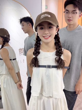 原来女生保持年轻的秘诀是假发 #假发 #发型 #大波浪卷发 #穿出高级感