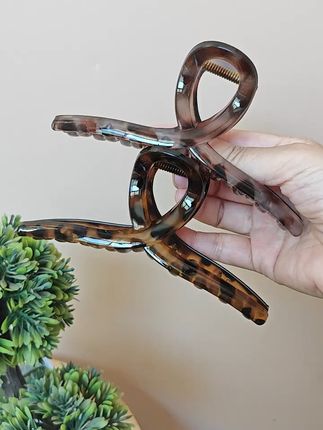 复古豹纹发夹,让你瞬间变身时尚icon! 这个发型真的太好看了吧!就是这种慵懒又随性的感觉~关键还不需要打结,随便一扎就很好看啦~#豹纹抓夹 #抓夹 #鲨鱼夹 #抓夹造型
