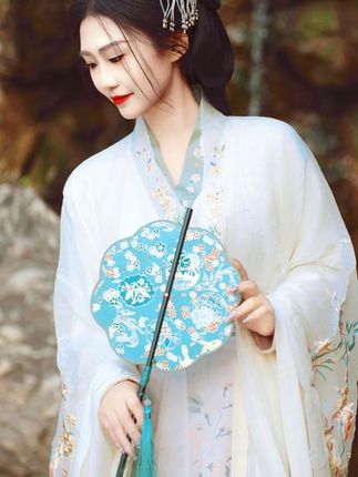 冬天的惊艳是汉服给的!织锦古风可卷腰扇 #手工#手工折扇#非遗折扇#国风正当红#东方美学