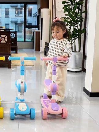 宝宝学步新乐趣,三合一滑板车轻松搞定! 孩子总缠着要买玩具?这款多功能神器让孩子爱不释手!#儿童滑板车#萌娃骑车#多合一滑板车#亲子骑行#一代人有一代人的开学装备