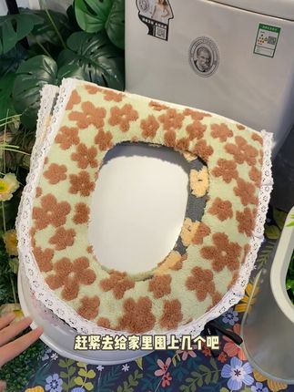 冬天坐便器不再冷!毛绒加温马桶垫暖到心坎里 精选毛绒面料,触感柔软如云朵, 坐上去瞬间被温暖包裹,屁屁再也不怕冷!#居家太太马桶垫#毛绒马桶垫柔软舒适