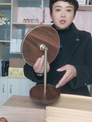 万向化妆镜 万向化妆品,底座用北美胡桃木,加重加厚凹槽设计,支柱是用镀金色工艺做上去的,不易变形不易生锈#美容院#化妆间#家居装饰#家居摆件#万向实木化妆品