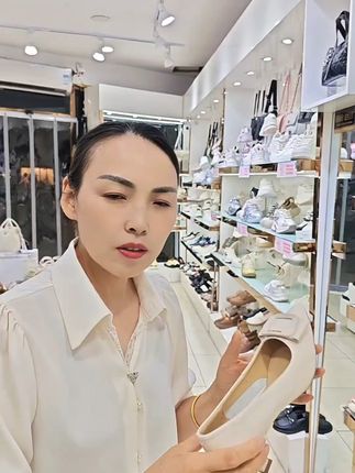 穿上这双尖头单鞋,走起路来轻松又优雅! 姐妹们!秋冬一定要入一双好穿又百搭的好物~这款鞋子真的太绝了!!!