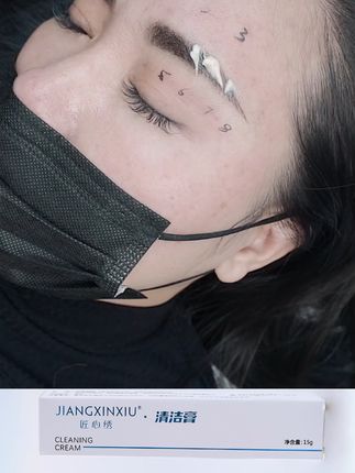 眉毛轻松上色的技巧 一边清洁浮色,一边帮助上色,做完即刻效果如果有点红的,涂一点敷上10分钟,还能快速消红红,性价比真的很高。#纹绣 #干货分享 #眉眼唇清洁