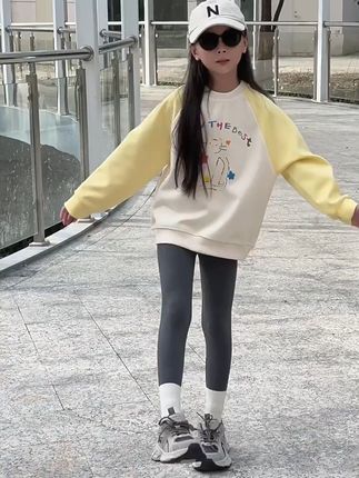 软底舒适,宝贝走路更稳更轻松! 秋冬孩子脚容易冻着,这款鞋子保暖又好看!快给孩子安排上吧~#软底软面穿上超舒服 #好穿又好搭 #儿童运动鞋 #秋冬新款 #女童运动鞋加绒