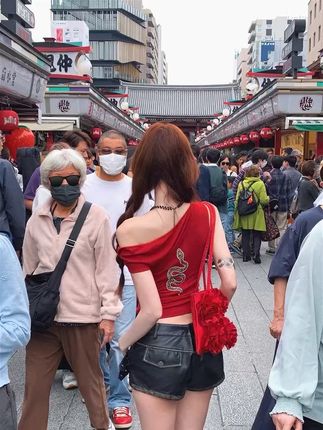 辣妹不规则烫钻斜肩短袖t性感一字肩抹胸上衣设计感小众纯欲洋气 ~#ootd穿搭 #高级感穿搭 #吊带背心 #辣妹穿搭 #夏季穿搭