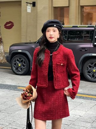 穿上她瞬间变身优雅新娘!法式套装太美了 姐妹们!这个冬天一定要给自己安排一套这样的衣服!真的太好穿了!!!#秋冬穿搭#高级感穿搭#套装#时尚套装#早秋贵气感穿搭
