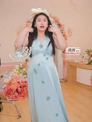 夏日度假必备!大码美裙让你自信闪耀海边 姐妹们!法式度假风连衣裙来咯~ 这件裙子真的太好穿了!!!面料柔软舒适不紧绷,上身超舒服!#大码女装#夏季穿搭#显瘦穿搭#出游穿搭#国庆穿搭这就开始预备了