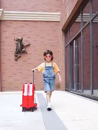 小朋友旅行必备!可坐可骑的行李箱,免费退货无忧购! 这个小箱子真的太好用了!孩子很喜欢坐着它到处跑,出门还能当个小行李箱。关键现在有运费险,不拍白不拍啊!!#热门#行李箱#拉杆箱#旅行箱#好物推荐🔥