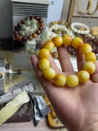 天然风化菩提根,手串界的养生神器! 今天又是一天忙碌的工作!下班回家后,我迫不及待地拿出这串菩提根把玩起来。它让我感到无比放松!#文玩手串#手串#菩提#菩提根#用非遗展示中式之美