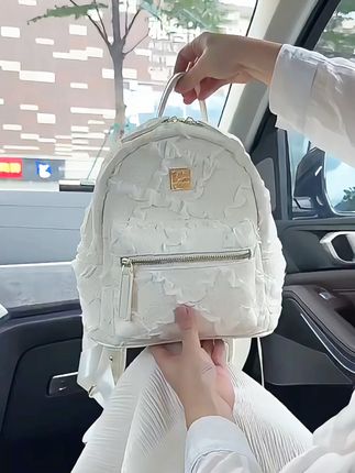 通勤 / 约会都能背!秋冬蕾丝格纹双肩包! 小众不张扬,精致优雅,温柔感直接拉满!搭大衣超绝!#小众双肩包推荐 #通勤约会穿搭 #高级感双肩包 #秋冬穿搭 #时尚背包