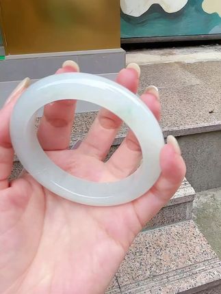 天蓝手镯,透亮胶感,手腕上的清新呼吸! 正圆圈手镯!干净又透亮,胶质感十足!喜欢就别错过啦~#成都翡翠手镯 #成都玺翠轩 #成都翡翠 