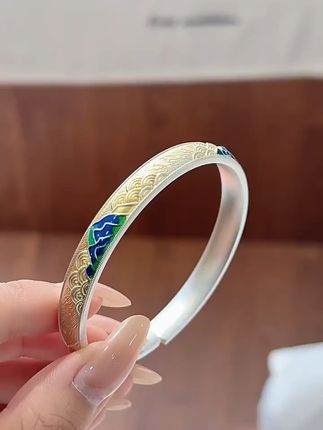 戴上它,你的手腕就是艺术品! 这款手镯真的太美了!工艺超棒,喜欢的朋友赶紧冲吧~#手镯 #有所事事的暑假 #恋夏度假风