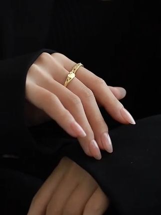 四叶草与心戒指|指尖戴着英伦的幸运与爱🍀 一枚心形图章戒指,“珍珠”晕着柔光,被手工珐琅手绘的四叶草温柔拥住 —— 维多利亚时代的匠意,让「幸运」与「爱」在金环上缠绵。💕另一枚细金环,四叶草与“珍珠”错落,叶的珐琅绿、“珍珠”的温润白,是乡野晨光与古典庄园的交融,把「自然的馈赠与顺遂的期许」,都凝进指环的弧度里。💫配复古茶歇裙,是英伦少女的甜雅;搭简约裙装,又成精致日常的点睛笔。它们不只是饰,更是藏着「幸运常伴」的信物,任日常都泛着维多利亚时代的诗意。!#美出高级感 #时尚饰品 #戒指 #高级感 #通勤穿搭如何摆脱土气感