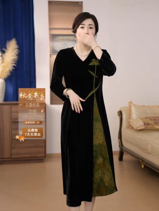 妈妈穿上金丝绒连衣裙,气质提升不止一点点! 秋冬穿啥?这款连衣裙让你温暖又优雅!运费险可退哦~#在时装周看见东方美 #迪丽热巴水蓝刺绣裙贵气天花板 #Lisa碎花衬衫松弛度假风拿捏 #朴彩英冰蓝玫瑰缎面拖尾长裙 #杨超越黑裙造型闪耀巴黎的夜