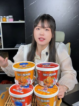 深夜食堂必备!江西非遗金汤酸辣粉,一口就上瘾 今天晚上吃啥?来碗地道的江西特色粉!#糯米糍粑尝尝尝尝 #新手0失败的微波炉卡美罗 #白月光不一定是人 #跟着厚皮橙学做饭 #夏天怎么能少了凉面