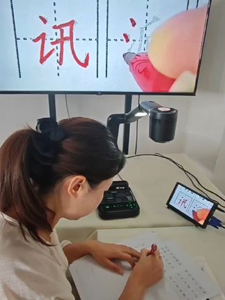 书法老师线下教学投屏演示线上直播网课书法教学神器!高清投影仪 一款非常好用的书法教学高拍仪 书法教学展台,线下教学直连电视机 投影机 教学一体机,线下连接电脑直播 网课 录制视频。满足各类教学使用,高清画质,无延迟,让老师在展示示范过程中更加流畅自然。它的自由放大缩小功能,无论是毛笔还是硬笔书写示范,绘画等各学科类教学,都能够清晰、准确地展示教师的示范过程以及其中具体的书写环节,演示过程。#书法教学 #硬笔教学 #硬笔书法教学 #硬笔书法的书写技巧 #硬笔书法