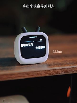 戴上小电视耳机,随时随地享受二次元世界! 这不就是我梦寐以求的小电视吗!开盖有小电视音效!延迟低玩手游,音质清,连麦开黑不卡顿#小电视耳机 #哔哩哔哩 #礼物 ##2025抖音夏日农友节 #2025抖音创作者大会