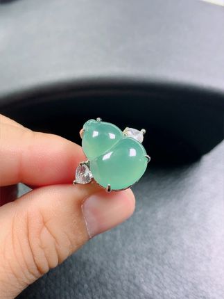 简约不简单,天然翡翠葫芦戒让你瞬间提升气质! 想买寓意美好的饰品却没合适选择?这款葫芦戒指帮你解决!#愿称定制珠宝为七夕有效礼物#我挖到的神奇水晶宝贝#周震南串手串嘴也不闲着#琥珀手串申请出战七夕#拿捏七夕仪式感的心动珠宝饰品