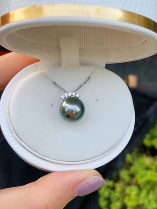 戴上这颗孔雀绿珍珠,瞬间提升你的气质! 大溪地黑珍珠孔雀绿 ,这颗还不够绿吗?#珠宝首饰 #首饰分享#孔雀绿珍珠  #礼物推荐 #愿称定制珠宝为七夕有效礼物