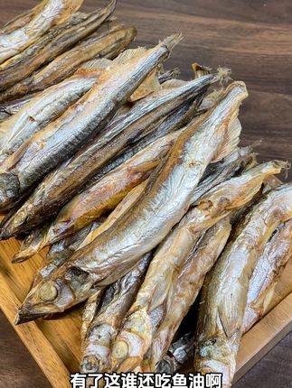以前追着喂饭半小时,现在它叼着冻干跑,喂食终于不用斗智斗勇~# 冻干多春鱼 #宠物挑食 #猫咪零食
