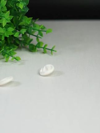 被同事追着问的一次性手指套!实用又方便 乳胶材质,触感柔软又有韧性,拉伸不变形,贴合手指超舒服,戴久了也不会勒得慌~而且安全无尘粉,接触敏感物品、做手工啥的超安心,罐装设计太贴心啦!取用方便,密封性也牛,再也不怕受潮~不管是电子厂工作防指纹、实验室操作保卫生,还是在家涂药、做美甲辅助,它都能完美 hold 住#好物分享 #一次性指套 #实用好物