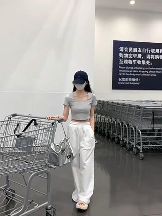 夏日清凉必备!法式短款T恤,包邮退货无忧穿出自信辣妹范 姐妹们!这个季节一定要试试这种短款衣服!!!真的太好穿了!而且还是包邮哦~还有运费险呢!就是说如果不喜欢还可以退掉!#ootd穿搭#面料柔软舒适#谁穿谁好看#显高显瘦显腿长#百搭上衣