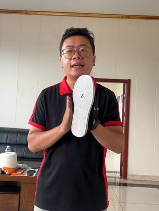 穿上这双透气布鞋,脚再也不臭!放心买,运费险保障退换无忧 这款鞋子真的太好穿了!关键现在有运费险,喜欢的老乡们放心冲吧!#布鞋 #千层底布鞋 #纯布底布鞋 #手工艺