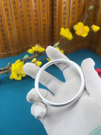 纯银手镯,古法工艺,简约百搭,手腕上的低调奢华! 姐妹们!想买一款经典又不俗气的手饰?这款足银手镯别错过啦!#足银 #足银饰品 #足银9999 #足银手镯 