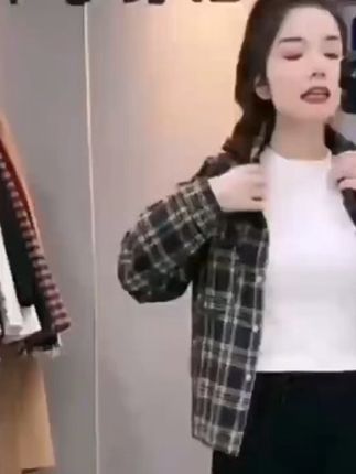 穿上这件格子衬衫,显瘦又百搭,包邮退货无忧! 姐妹们!这个季节一定要入一件这样的外套!!!包邮到家 还有运费险哦~ 可以放心冲了~#显瘦穿搭#秋季穿搭#韩系穿搭#格子衬衫#小个子初秋显瘦穿搭
