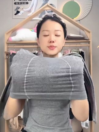 冬天再也不怕冷!这款薄绒裤袜太暖和了 冬天怕冷星人的救星!这款裤子又暖又有型,快来看看吧~#随机穿搭挑战 #当琥珀流光风刮到了海外 #流光机能风穿搭太有生命力了 #早秋秀场抄作业告别路人感 #琥珀流光风外套太适合秋天了