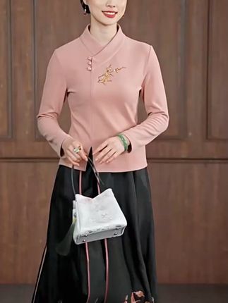 穿上这件打底衫,轻松应对秋凉!放心买,运费险保障退货无 姐妹们!这个季节一定要入一件这样的衣服啊!!真的太好穿了~而且有运费险哦~可以放心冲啦!#ootd穿搭#秋季穿搭#针织衫#百搭上衣#秋日万能针织衫穿搭