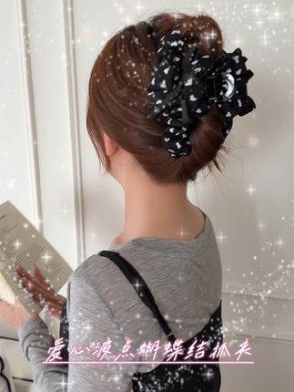 优雅气质必备!这款云朵抓夹让你瞬间变身女神 这个发型真的太好看了吧!就是这种不规则又浪漫的感觉~关键还不需要打理头发啦~快试试!!#暑假最适合音乐节的穿搭来了 #穿JK拍南昌之星也太出片了 #夏季干净风穿搭 #夏日不重样的教师通勤穿搭 #发夹怎么夹才好看