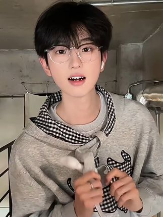 穿上它,轻松变身学院风美少女! 秋冬穿啥?这款加绒外套让你温暖又时尚!#秋季穿搭#卫衣#连帽卫衣#卫衣穿搭#被秋日氛围感穿搭拿捏了