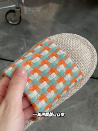 亚麻拖鞋一年四季可穿,软底软面 姐妹们!一定要备一双亚麻拖鞋啊!!真的太舒服了~关键还好看!#好物推荐🔥 #透气舒适 #拖鞋 #居家好物 #居家拖鞋