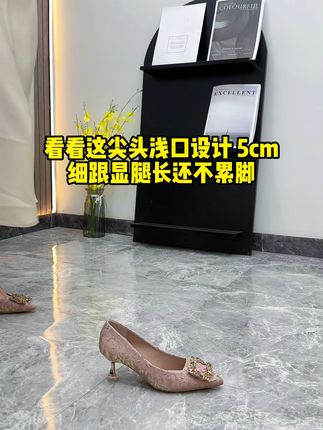 穿上不累脚的高跟鞋,优雅走全场! 姐妹们!这款鞋子真的太舒服了!! 不挤脚不累脚 高级又气质 这款鞋子真的很火很适合冬天穿哦!#夏日通勤休闲穿搭#dirtywork亚比的统治区#挑战50岁妈妈帮我打扮#跟着白昼小熊DL摇打开恋夏风#终于get到鱼尾裙的美了