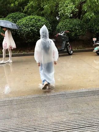 独立包装多巴胺便携雨衣,下雨天直接往身上一披,加厚防水贼好穿 #雨衣 #下雨天 #雨天出门 #便携雨衣