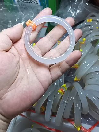 天然玛瑙手镯,冰透白月光,女生必备! 想买高品质手镯却没好选择?这款天然宝石帮你解决难题!#手镯#白月光手镯#珠宝#送女生礼物#北京时装周和珠宝超搭的