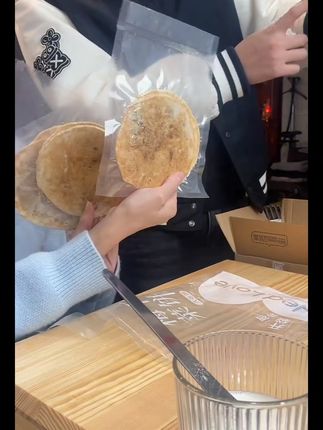 早餐新宠!一口一个梅干菜锅盔,黄山风味唤醒味蕾! 今天又做了很多美味小零食!有喜欢吃的吗?评论区留言哦~#夏天来点“凉快”美食#看贾乃亮炫饼香迷糊了#被王源广州vlog馋哭了#邪修做饭有多简单#各地凉快美食申请出战