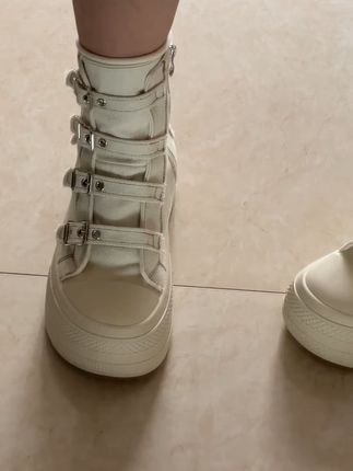 小白鞋轻松驾驭秋季潮流,包邮退货无忧穿出自信! 姐妹们!秋冬一定要试试这款厚底小白鞋!!!包邮到家 还有运费险 可以放心入了#chic拉满的流光运动风穿搭