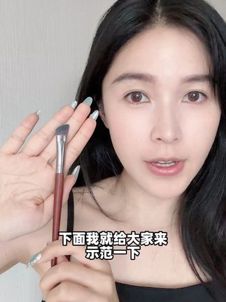 鼻子液体修容刷,液体修容的醉佳拍档! 这款斜角鼻影刷很好用,用来搭配液体修容画鼻影又可以,用来搭配液体高光遮泪沟黑眼圈又可以。效果还非常自然。#液体修容 #液体修容刷 #鼻影刷 #修容笔刷 #液体修容教程