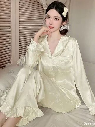 穿上它,每个夜晚都是浪漫花海! 姐妹们!秋冬一定要给自己准备一套好穿又舒服的衣服啦~这款真的太棒了!!!#面料柔软舒适#睡衣家居服#爆款热卖中#睡衣女#早秋才是甜妹的主场