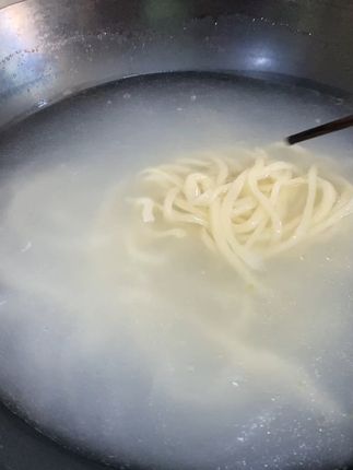 新疆手工拉面,奇台面粉新鲜到家! 今天又做了好多面食!有需要的朋友点击小黄车下单吧~#外焦里嫩的锅包肉就这么做#在家自制东北牛肉大冷面
