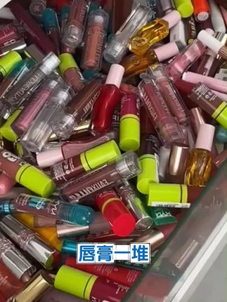 秋冬嘴唇干燥的救星!这款维生素润唇膏深层滋润嘴部 嘴唇干燥起皮?这款润唇好物帮你解决!#秋冬必备 #润唇膏 #唇膏 #护唇 #秋天的情绪价值是好皮肤给的