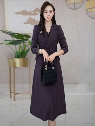秋冬穿啥?这套高级又洋气的小西服套装帮你解决难题! 这款套装连衣裙以深紫色为主色调,尽显优雅干练。上衣为西装样式,采用双排扣设计,西装领利落大气,肩部点缀一枚精致胸针,增添细节感;长袖版型贴合手臂,穿着得体。下装是同色系的长款半身裙,版型修身,长度至小腿,与上衣形成整体感,凸显优雅气质。整体风格适合职场通勤或正式场合,搭配黑色手提包和珍珠项链,进一步提升精致感与时尚品味。#高级感穿搭 #秋季穿搭 #显瘦穿搭 #套装 #早秋高智感职场穿搭