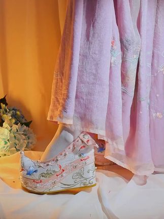 9cm 增高婚鞋 厚底刺绣秀禾汉服搭 #古风鞋 #婚鞋 #中式嫁衣 #凤冠霞帔 #绣花鞋