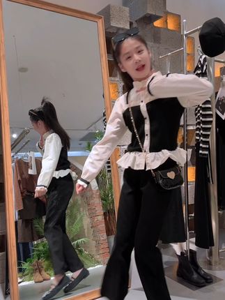 小宝贝的时尚魔法来啦✨!生女儿就要这么穿,! 姐妹们!秋冬季节必备的小香风套装来啦!!! 运费险活动,拍了不满意还可以退哦~#女童穿搭#女童套装#生女儿就要这样穿#骗你生女儿系列#被秋日氛围感穿搭拿捏了